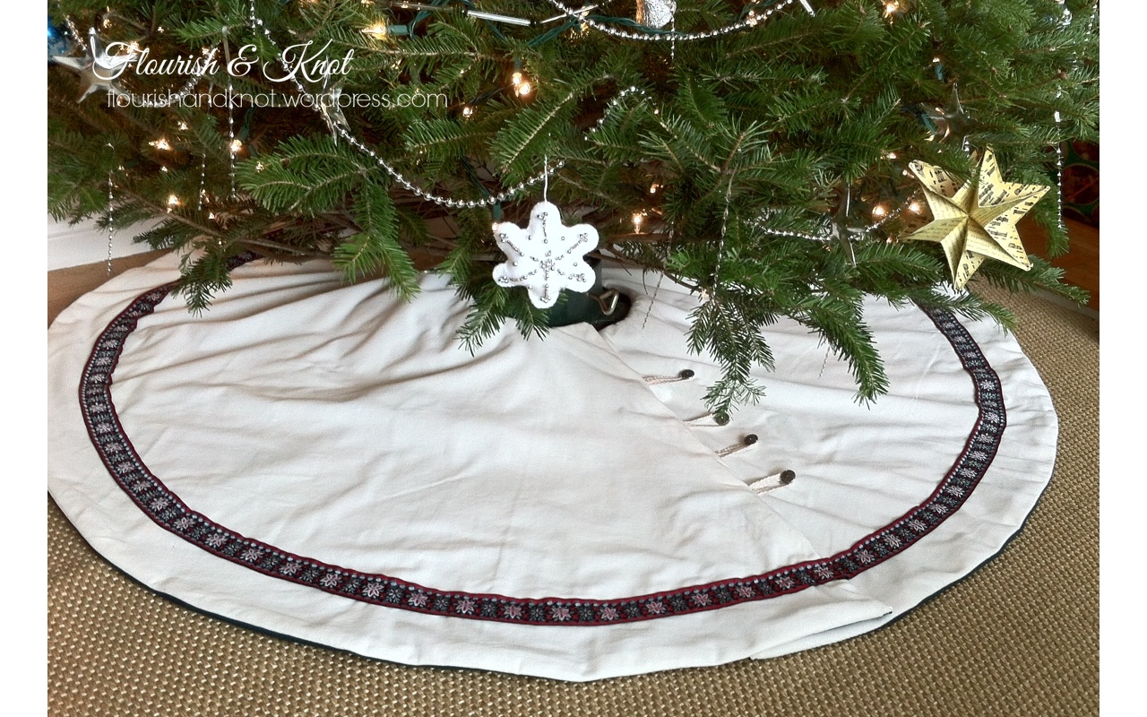 Craftvent Calendar #4: A simple Nordic tree skirt
