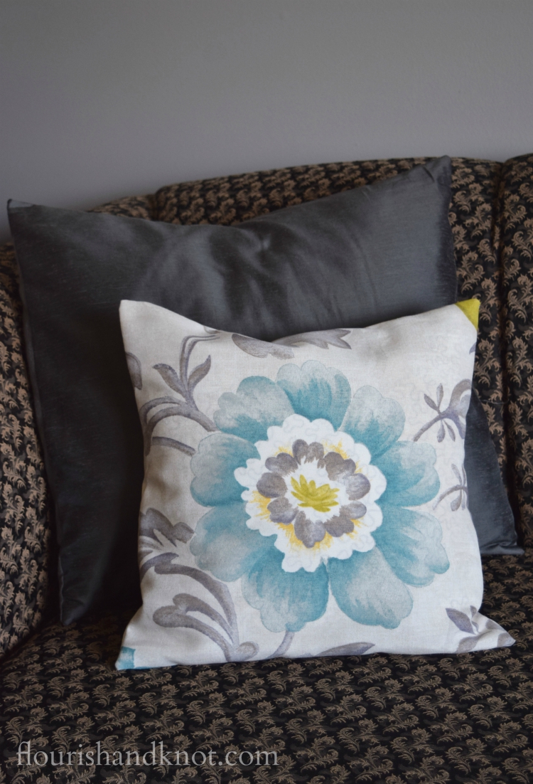 A simple and easy-to-sew cushion cover | flourishandknot.com