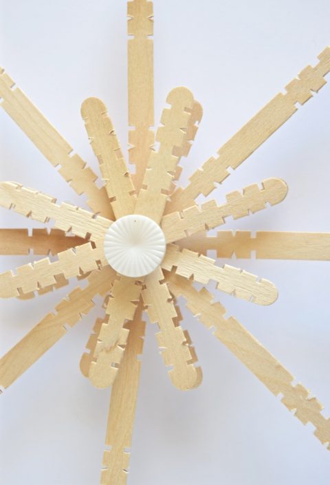 10-Minute Scandinavian Snowflakes | Popsicle Stick Christmas Craft | flourishandknot.com