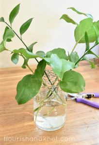 DIY flowers | Spring floral arrangement | How to arrange flowers in a vase (without floral foam!) | DIY flowers in purple and green