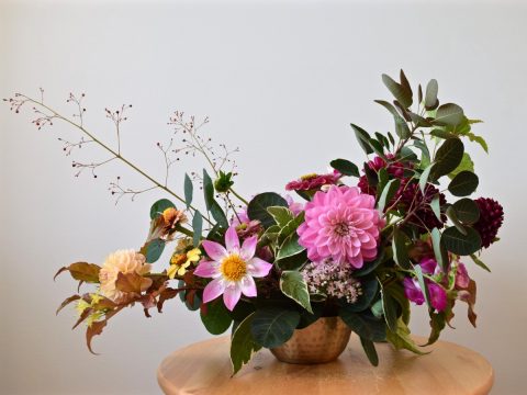 Fall Dahlia Centerpiece with locally-grown flowers | Canadian Flowers Week | Flourish & Knot Workshop