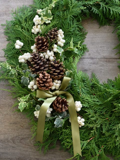 Book your spot for one of Flourish & Knot's holiday wreathmaking workshop | DIY wreathmaking workshop