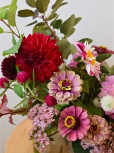 Dahlias and zinnias | Fall centerpiece | Canadian Flowers Week | Flourish & Knot Workshop
