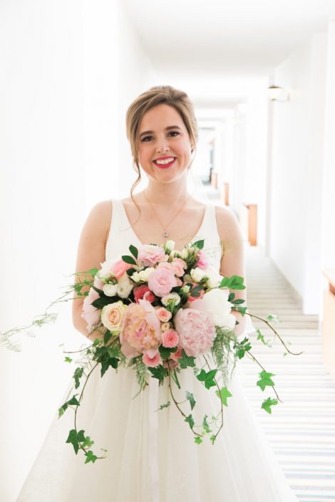 Elegant summer wedding with pink peony and rose bridal bouquet | Photo by Cassandre Poblah | Hotel Mont Gabriel Wedding