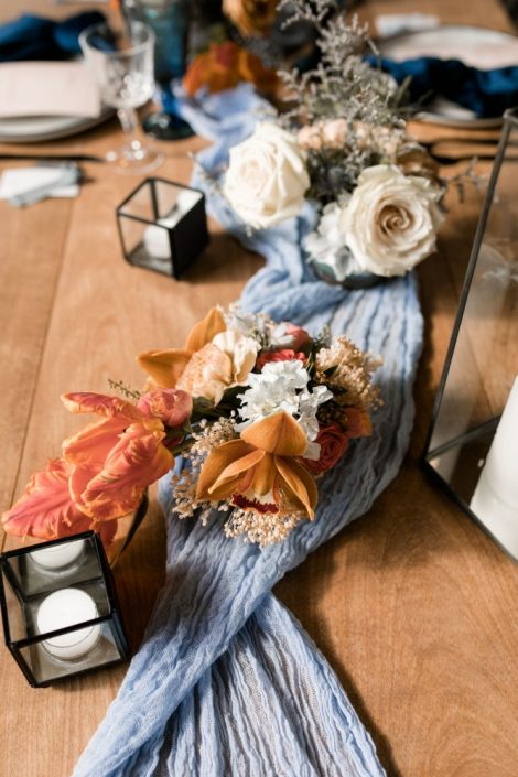 Bud vase centrepiece in terracotta and blush, with blue runner and black lanterns | Fine-art wedding editorial in terracotta and blue | Flourish & Knot | Photos by Kerstin Hahn
