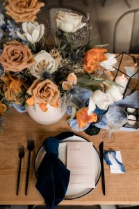 Wedding table centrepiece in terracotta and blue with toffee roses | Flourish & Knot | Montreal wedding florist