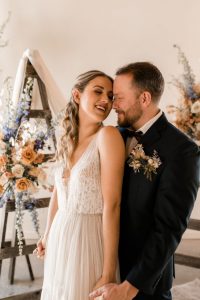 Wedding flowers in Montreal and Ottawa | Fleurs de mariage à Montreal et Ottawa | Boho wedding flowers | Bride and groom with floral wedding ceremony backdrop