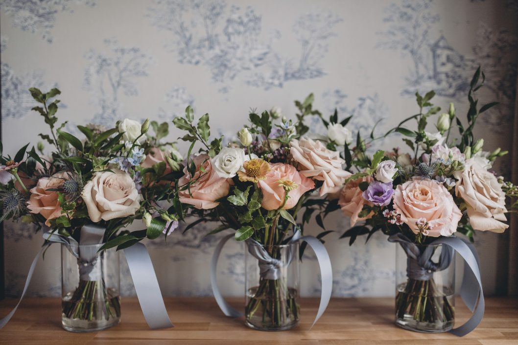 Blue and peach bridesmaids bouquets against blue toile wallpaper | Auberge Willow Inn | Flourish & Knot
