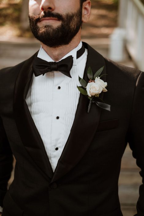 Classic boutonniere in white and blush