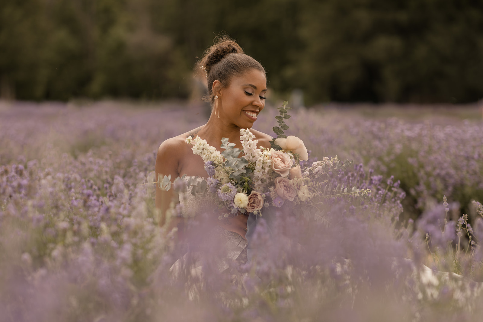 Bride in lavender field wedding with romantic and natural bridal bouquet | Kerstin Hahn Photography