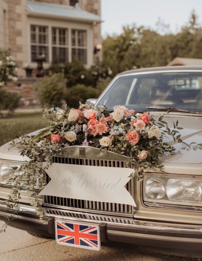 Vintage Rolls Royce with lush flowers on hood | Manoir Chamberland wedding Montebello | Kerstin Hahn Photography | Flourish & Knot