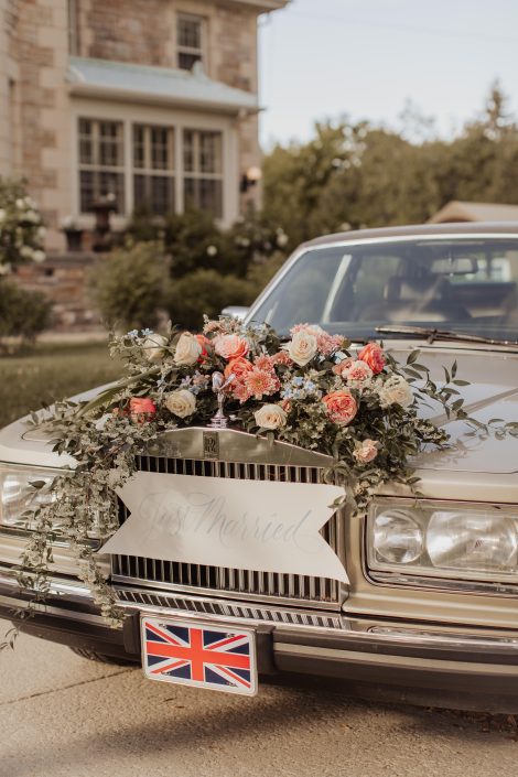 Vintage Rolls Royce with lush flowers on hood | Manoir Chamberland wedding Montebello | Kerstin Hahn Photography | Flourish & Knot