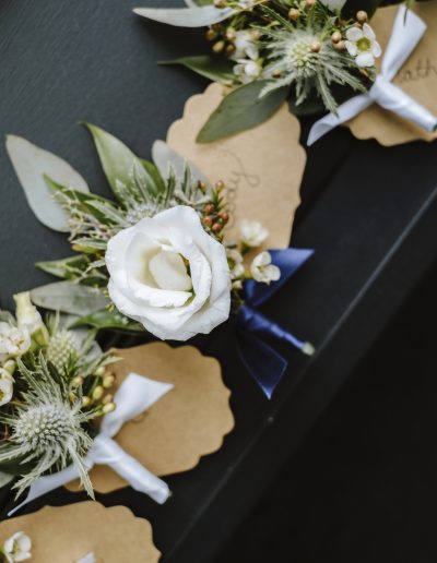 Boutonniere i white, green, and navy