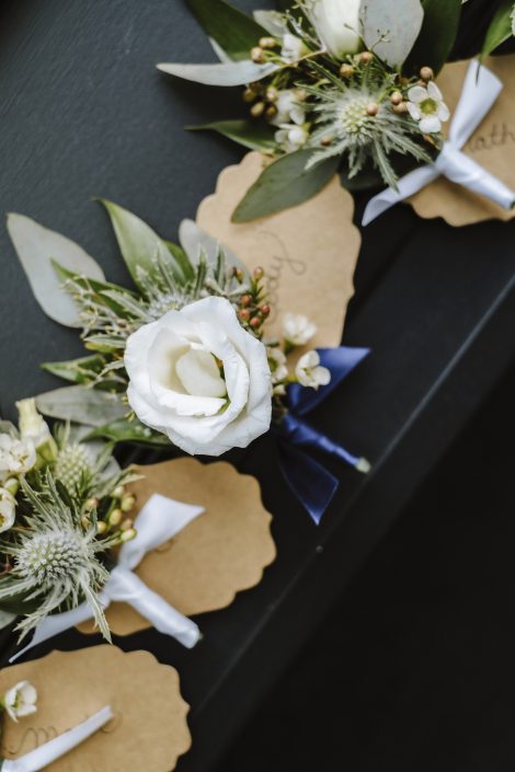 Boutonniere i white, green, and navy