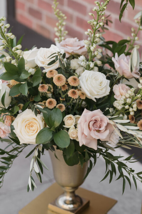 Wedding flowers in warm neutral colours | Flourish & Knot | Montreal wedding florist | Hotel Place D'Armes wedding | Montreal Old Port Wedding